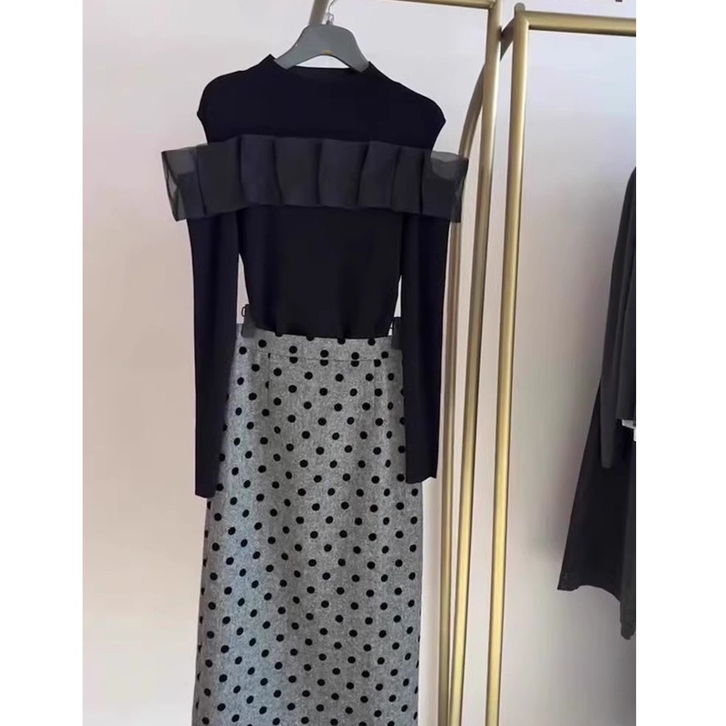 Fashionable and Stylish Black Cut Out Long-Sleeved Knitted Bottoming Shirt for Women in Autumn and Winter, Chic and Super Nice Inner Ruffled Top