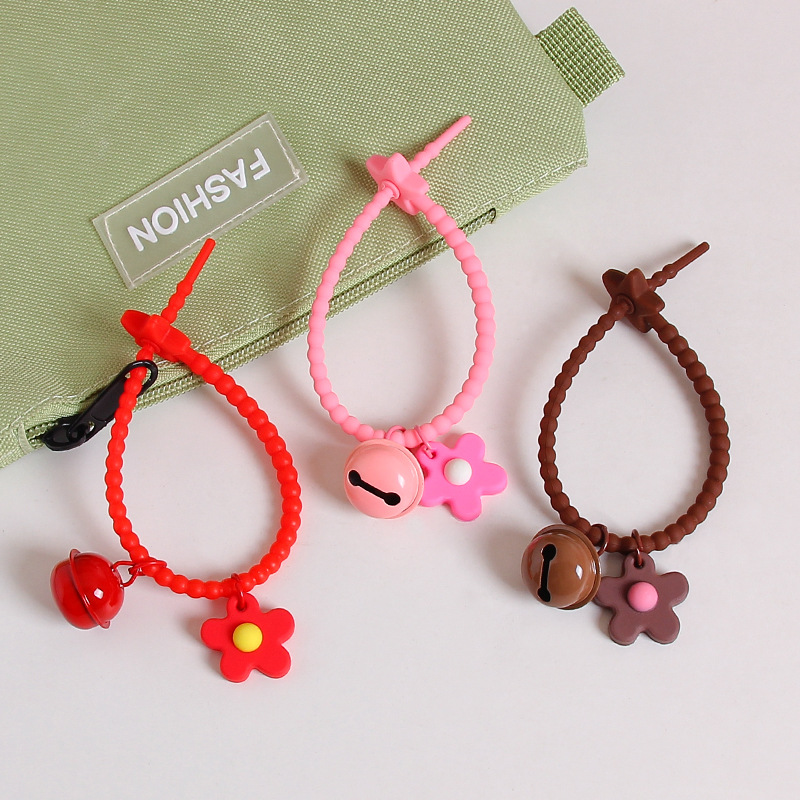 Creative Five-pointed Star Keychain With Flower And Bell Charm_voghion.com
