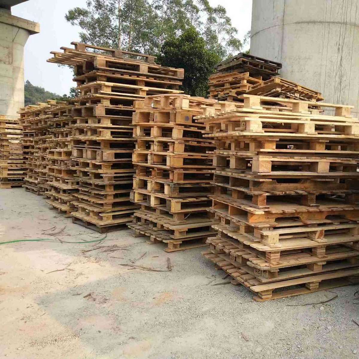 厂家供应中山卡板佛山旧地台板一次性夹板木质物流仓库托盘