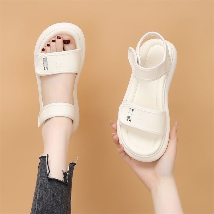 Dulces sandalias de dedos abiertos para mujeres 2026 verano nuevo estilo universal y ligero con suela suave estudiantes cómodos zapatos de playa planos