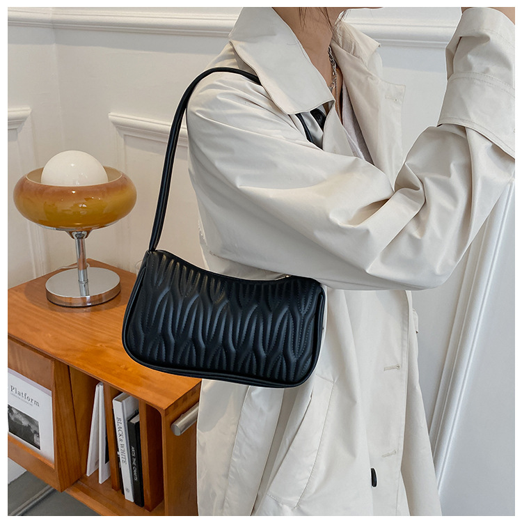 Bolsos de nicho francés para mujer 2024 verano nuevo estilo moda de moda bolso cuadrado pequeño de un solo hombro textura plisada bolso de axila portátil