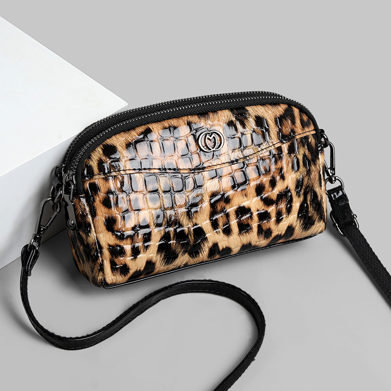 Borsa a tracolla piccola quadrata versatile e casual in pelle verniciata con stampa leopardata, alla moda e di lusso per donna_voghion.com
