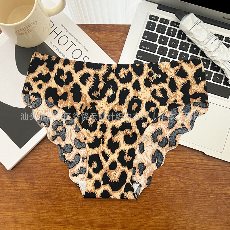 Europa y América calzoncillos de seda de hielo, entrepierna de algodón, estampado de leopardo caliente, calzoncillos de tamaño grande, calzoncillos de comercio exterior para mujeres.