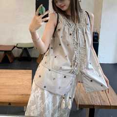 女性用の重厚な小さな蝶の刺繍ストライプの耳デザインのノースリーブシャツトップ