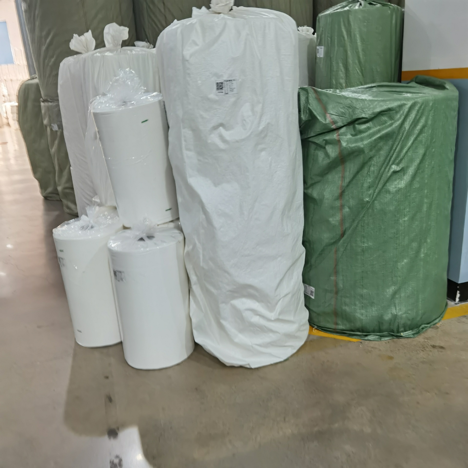 棉柔巾洗脸巾原材料厂家直销60gPP木浆涤纶黏胶水刺无纺布平纹