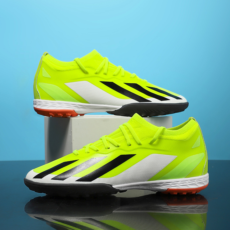 Nuevos zapatos de fútbol transfronterizos Putian zapatos de entrenamiento de entrenamiento de la Copa del Mundo de clavos largos de baja altura al por mayor