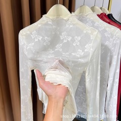 半高襟レースの底のシャツの女性の秋冬の新型の木の耳元の高級感のセーターの中に薄い糸のネットの上着の女性を掛けます。