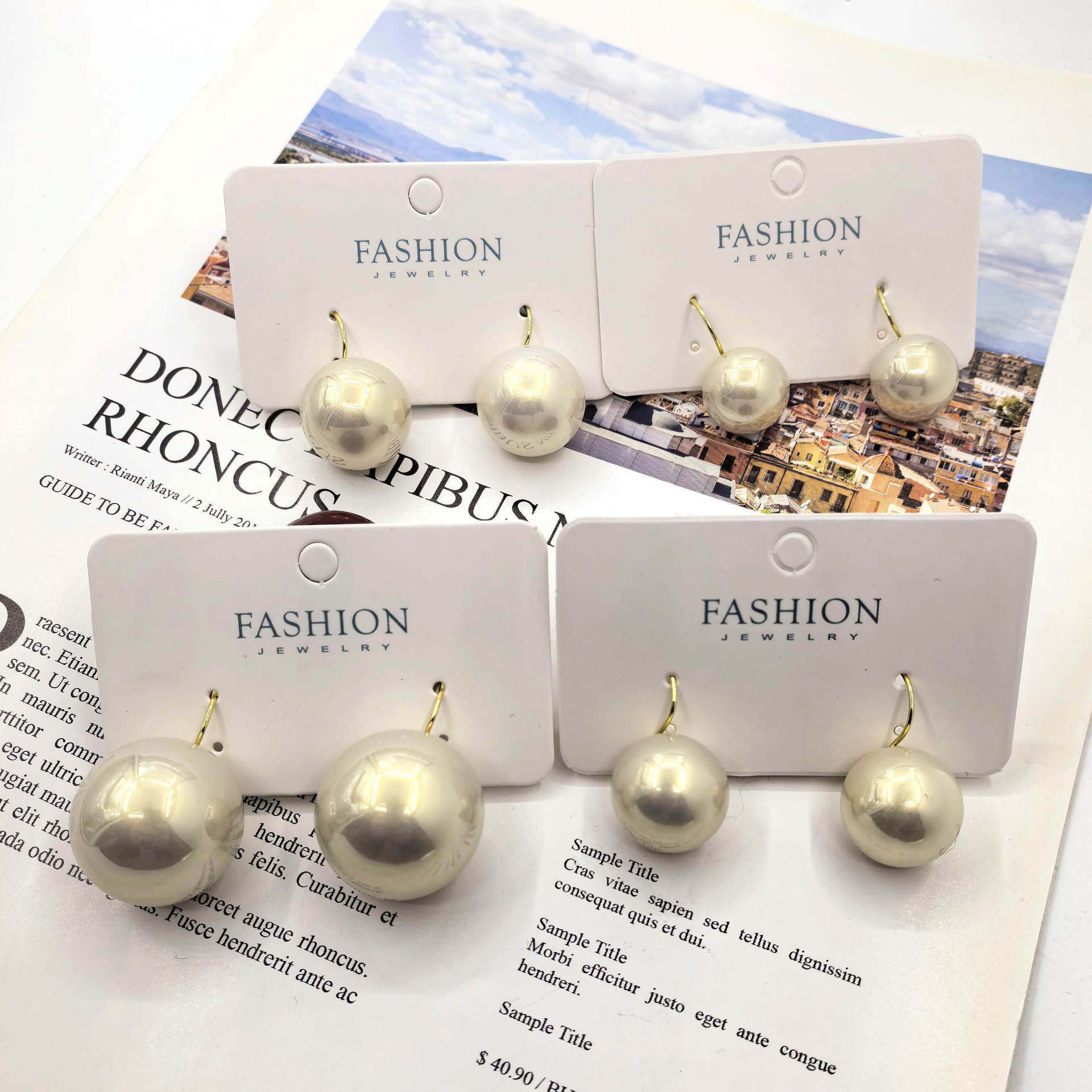 Orecchini pendenti con perle donna design minimalista a clip_voghion.com