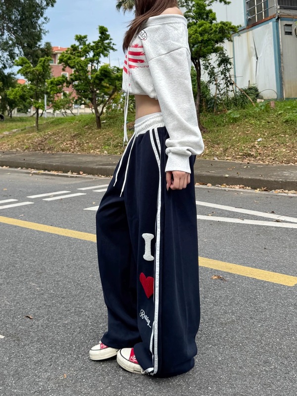 ME KAKAMEE十三行秋美式爱心字母刺绣阔腿撞色弯刀休闲裤女 A2813|undefined