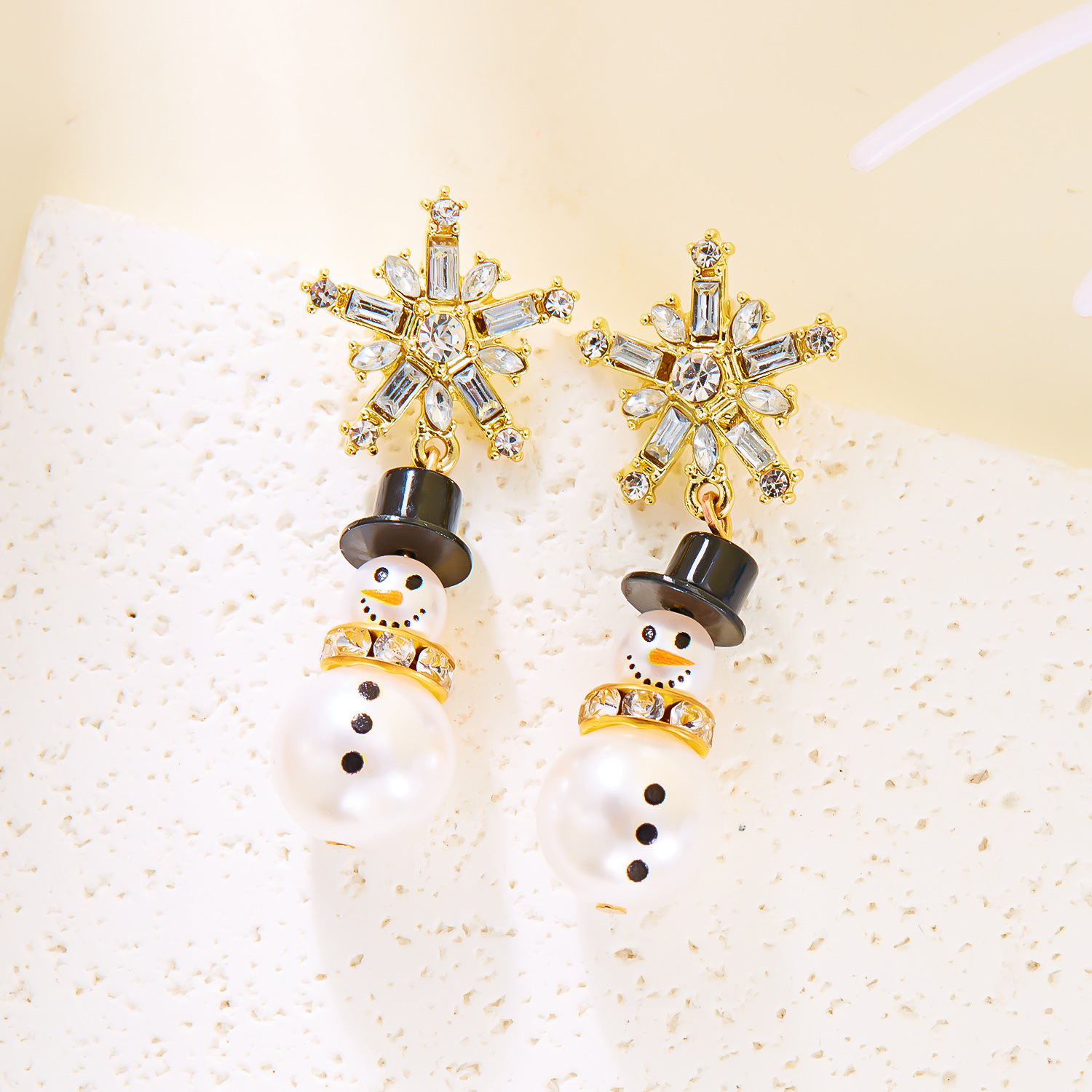 Europa y los Estados Unidos transfronterizos de Navidad auriculares de moda versátil imitación de perlas de Navidad muñeco de nieve pendientes de diamantes lindos pendientes de dibujos animados