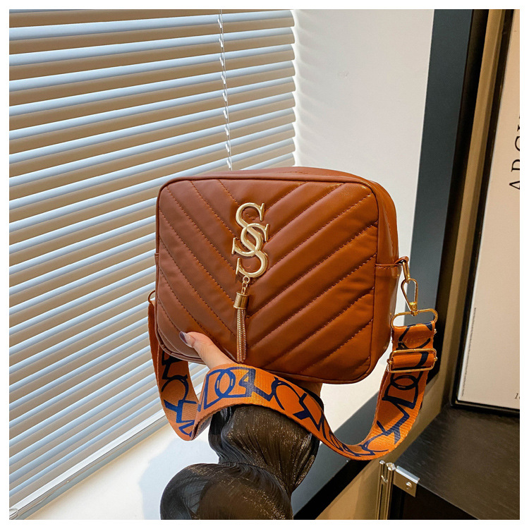 A stylish Korean-style wide shoulder strap small bag for women in the autumn of 2024, a niche design and versatile camera bag, an ins crossbody small square bag undefined
