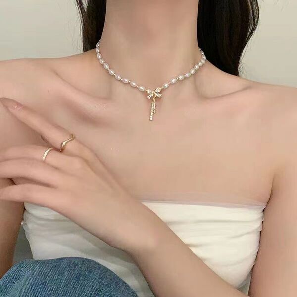 Elegant small necklace with bow from pearl