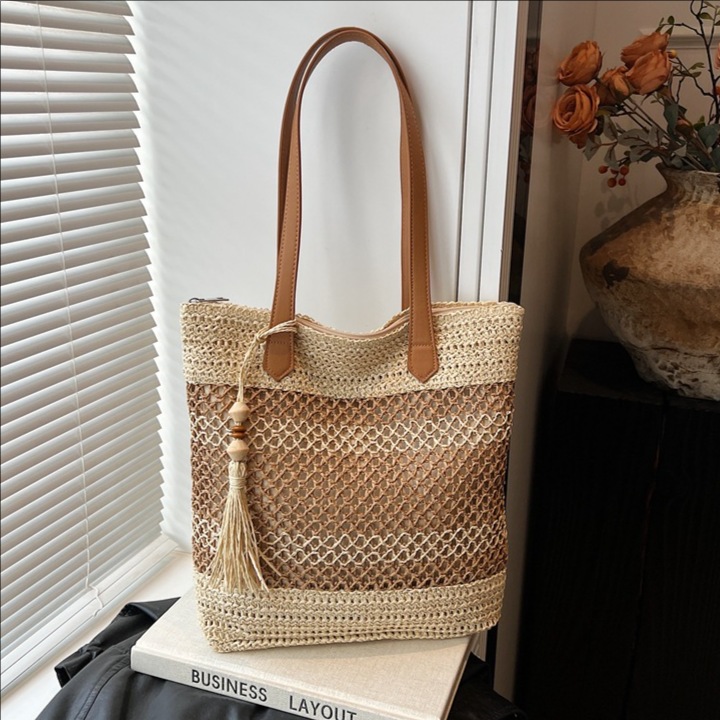 2025 nuevo bolso de cubo portátil de tendencia a cuadros, bolso de paja hueco de vacaciones junto al mar, bolso de hombro de playa de gran capacidad