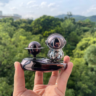Solar car perfume fragrant Yan car ornaments creative astronaut center console high-end jewelry ornaments