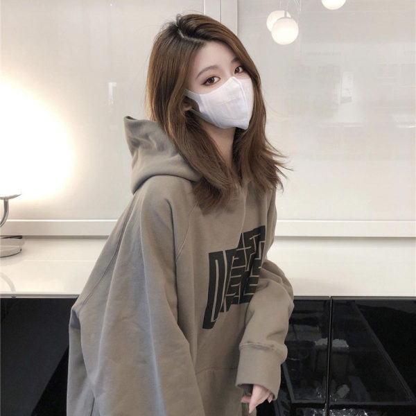 レトロなベルベットの女性2024秋冬の新しい韓国版の学生プリントと帽子のゆるいコートの女性の潮