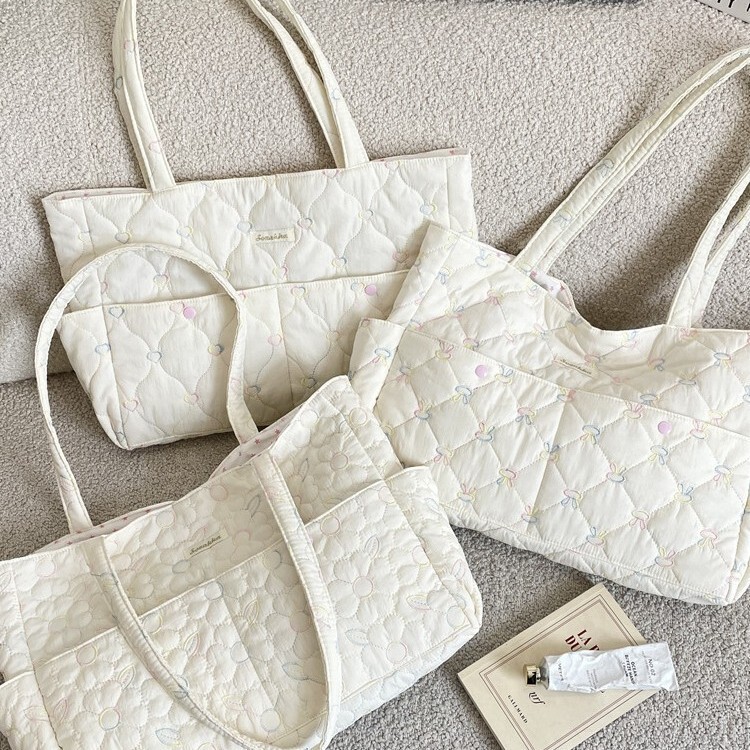 62232 New Style Quilted Embroidered Flower Tote Bag, Versatile Underarm Shoulder Bag, Large Capacity Korean Style Commuter Handbag 62232 New Style Quilted Embroidered Flower Tote Bag, Versatile Underarm Shoulder Bag, Large Capacity Korean Style Commuter Handbag