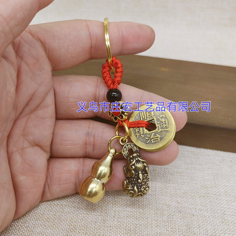 黄銅のお金のピシュピストのキーホルダーは赤い縄の五帝のお金の朱砂のヒョウタンの点の皮の丘のペンダントをつけてお金の皮の休暇をかじります。|undefined