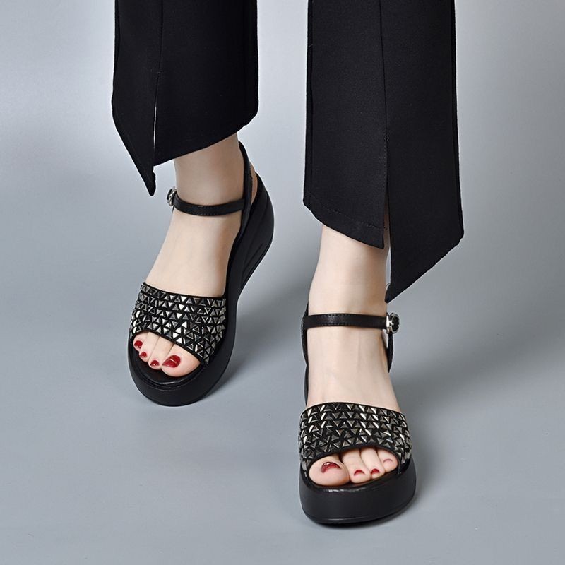 Sandalias de talón de la mujer verano 2026 nuevo muffins de moda universal sandalias de dedos abiertos sandalias de diamante hebilla