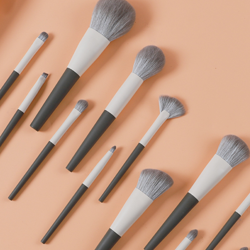 12 principiantes Cangzhou conjunto de cepillo de maquillaje de tinta a granel conjunto completo de cepillo de sombra de ojos herramientas de maquillaje blush cepillo