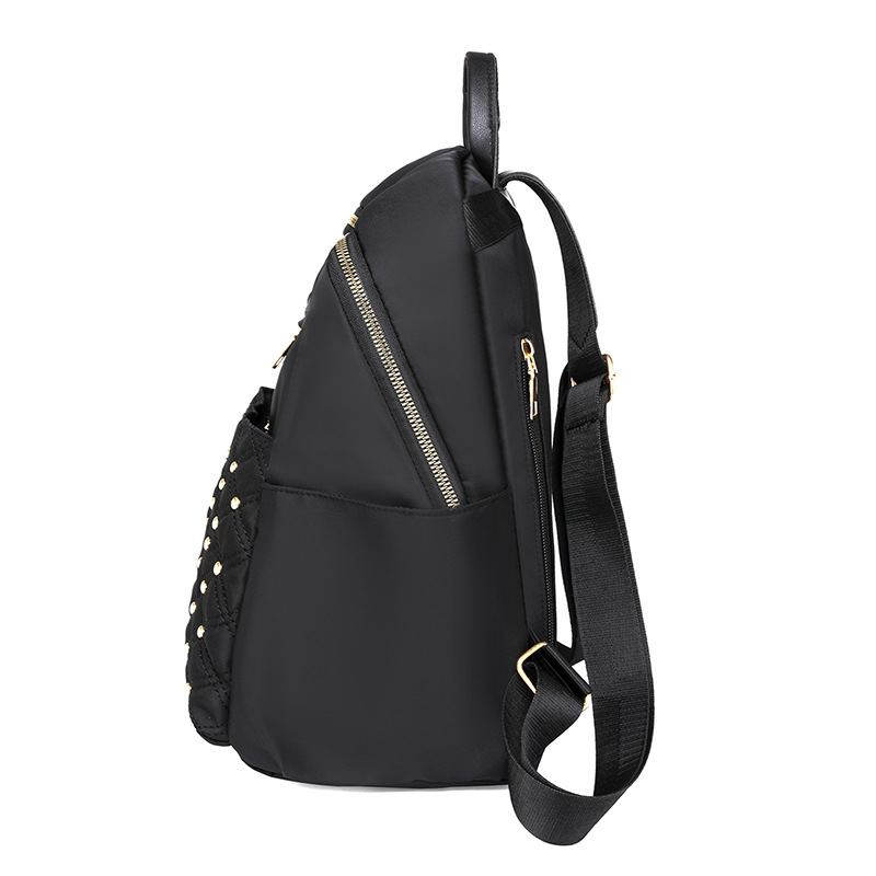 2023 nueva mochila de nailon para mujer coreana, remache de diamantes de moda, mochila de viaje de cercanías de gran capacidad al por mayor