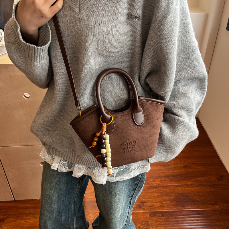 Invierno coreano de seda retro bolso de gran capacidad bolso de mujer 2025 nuevo hombro mochila bolso de cubo de moda