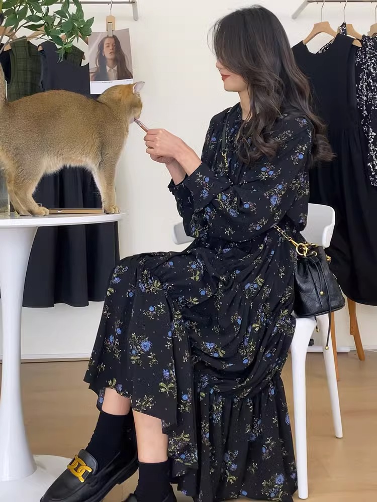 Robe à fleurs noire de Style Hepburn haut de gamme pour femmes, début du printemps 2024, nouveau col en v, taille haute, jupe longue à bas ample_voghion.com