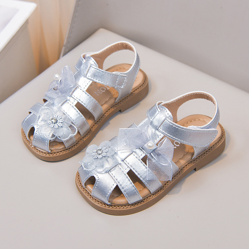 Sandálias huecas para niñas 2026 verano nuevo estilo de moda infantil versátil princesa zapatos de playa de arco suave
