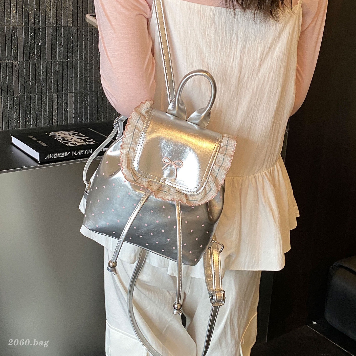 Mochila de estilo plateado de gran capacidad de viento de hoja de loto para mujeres nuevas olas de viaje de laterales de la mochila de estudiantes 2026 fiesta
