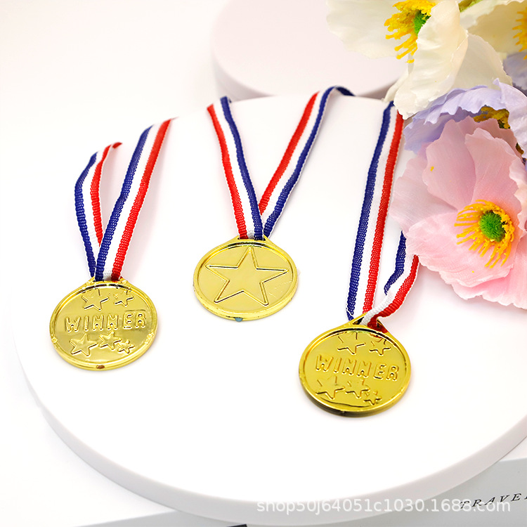 Niños de plástico color mini trofeo medalla juego de honor premios de fiesta juguetes fabricantes al por mayor