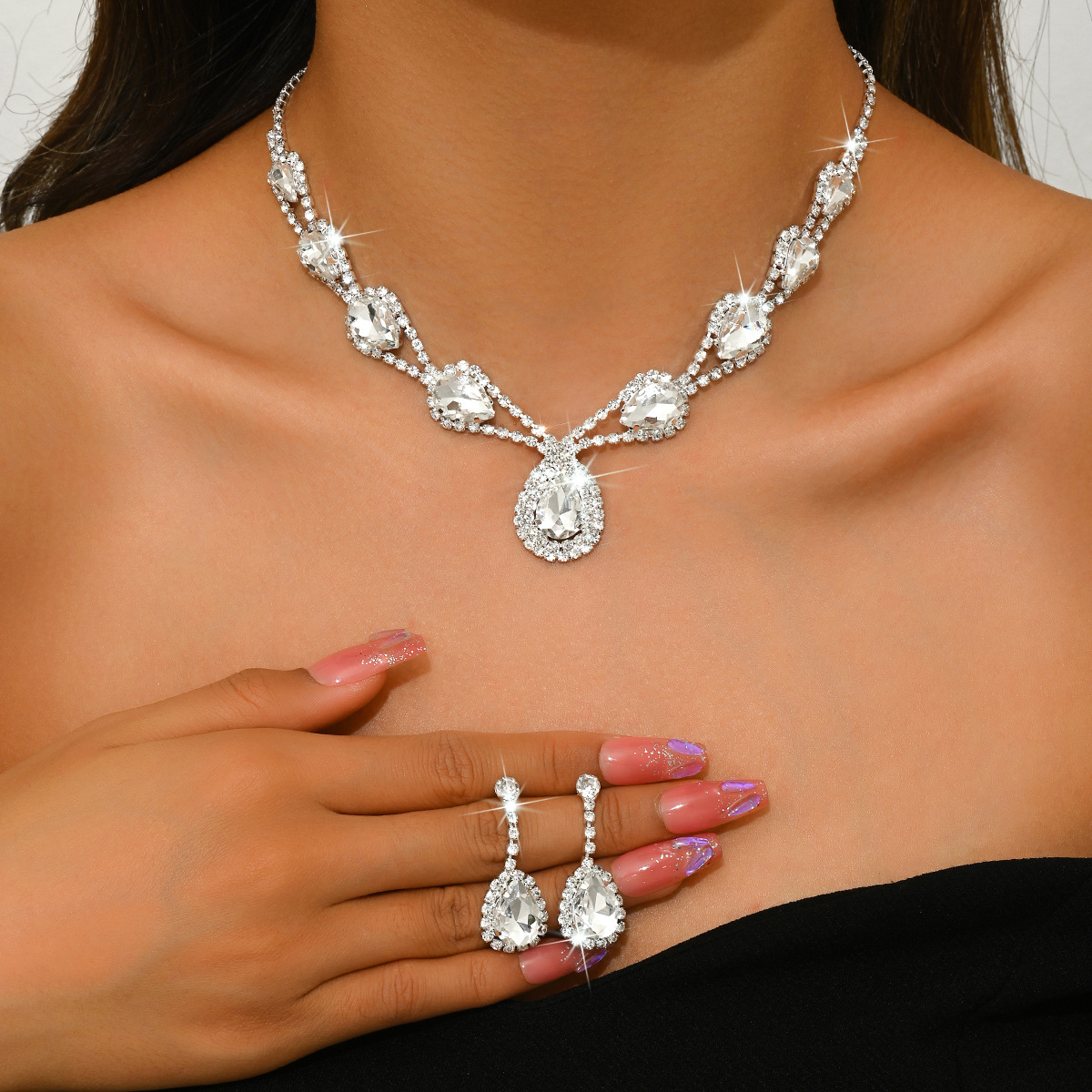 Diamond drop geometric necklace earrings suit light luxury temperament clavicle chain fashion Joker high-end jewelry wholesale