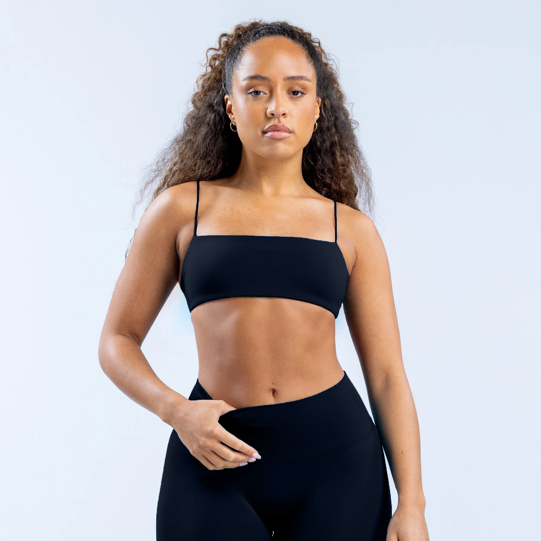 DFYNE Sportbeha en -broekje voor dames met hoge elasticiteit, dunne bandjes, matte afwerking en open rug. Sportieve outfit._voghion.com