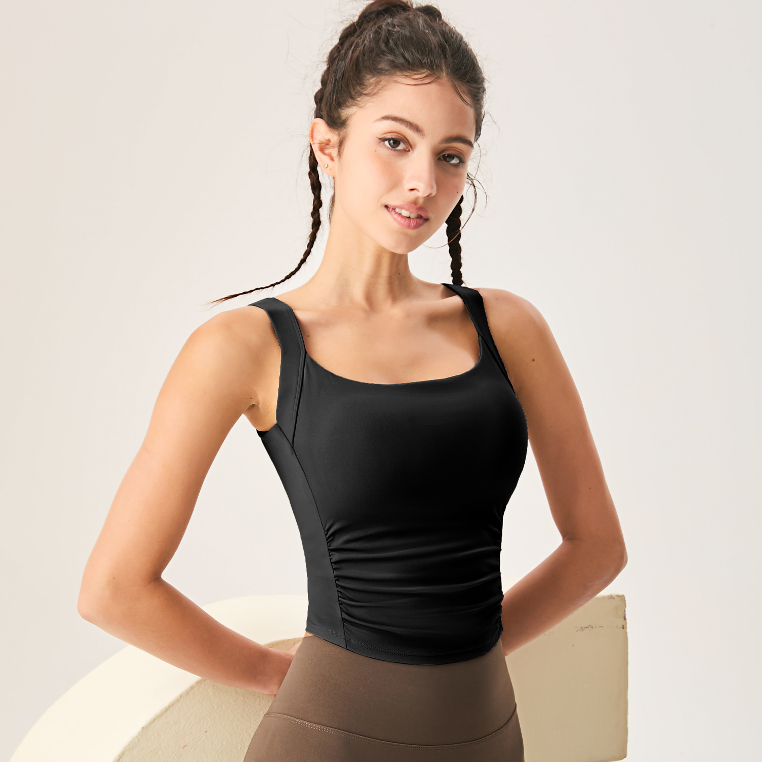 Nuevo sujetador deportivo con tirantes anchos para mujer, ropa de yoga para correr con espalda hermosa, cintura lateral, plisado, gimnasio, chaleco en forma de U