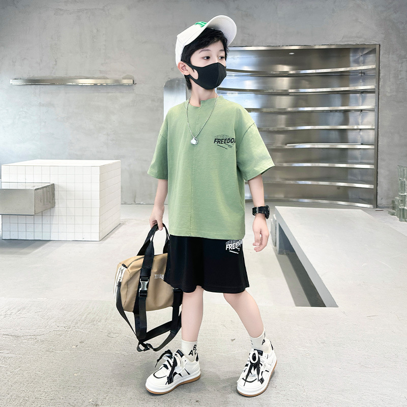 Zomer set voor jongens met t-shirt en korte broek_voghion.com