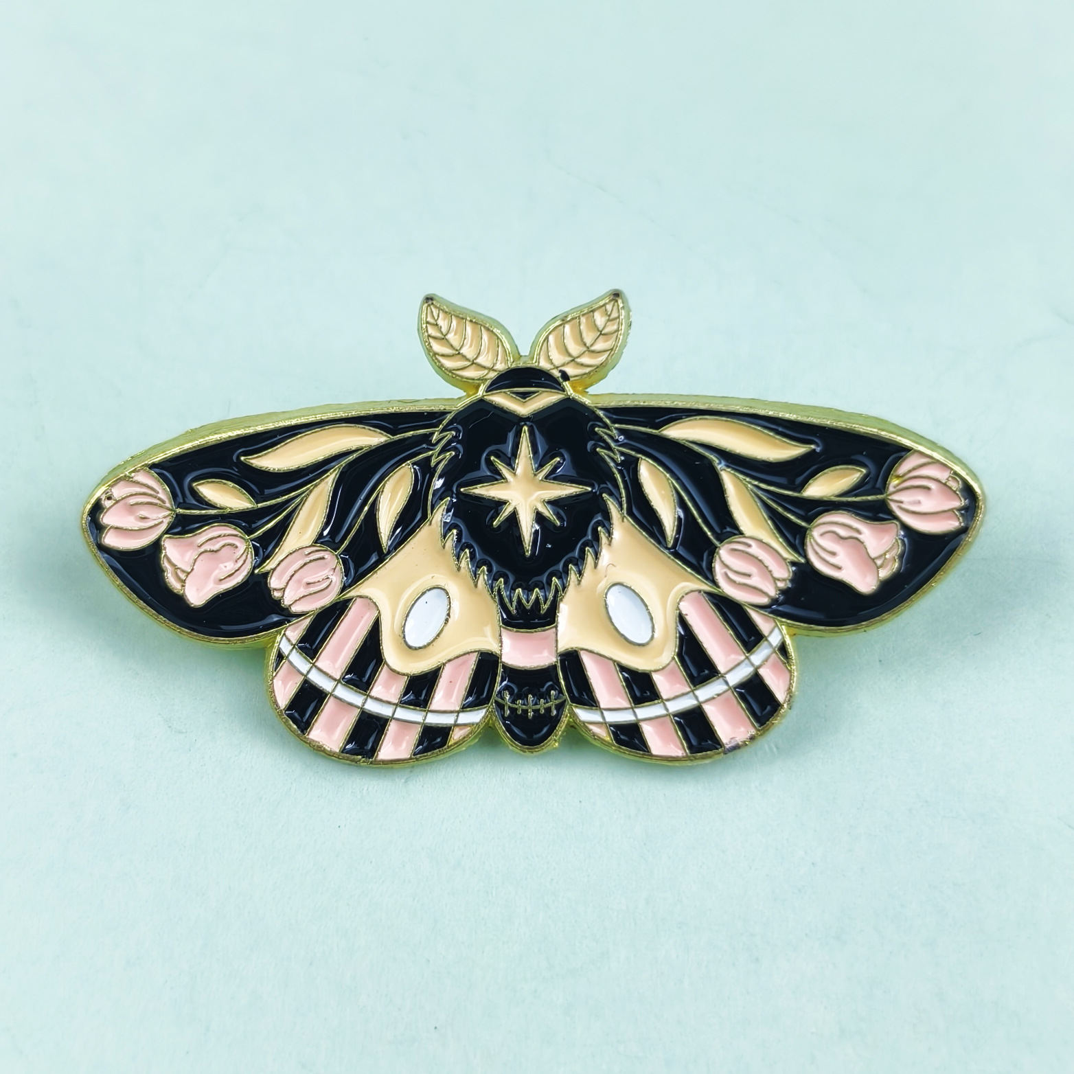 Broche en forma de mariposa de dibujos animados, aceite de gota de aleación, animal, insecto, ropa, top, alfiler, insignia, accesorios, spot al por mayor