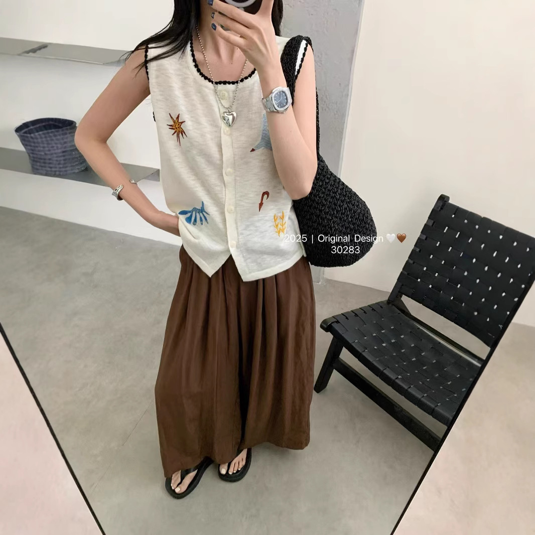 Knitted sweater sleevless