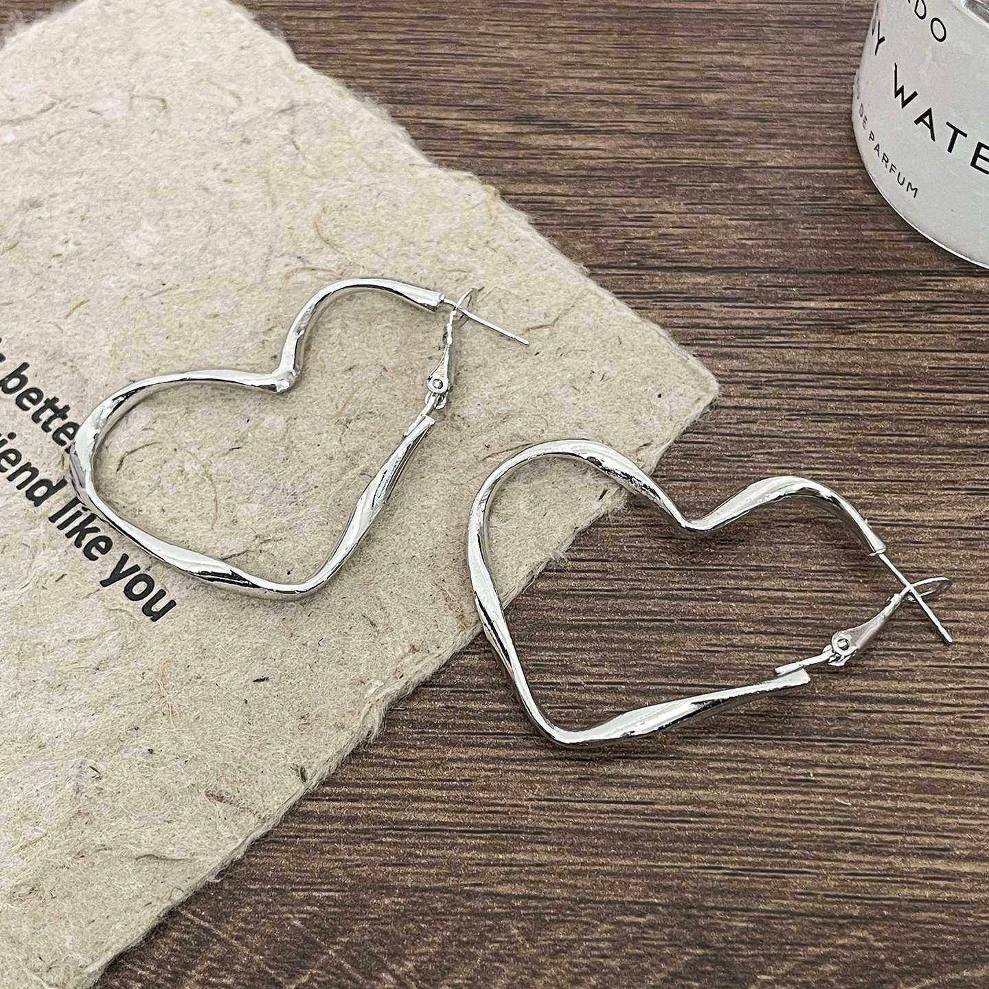 Pendientes de aro lisos para mujer, lujo ligero, pendientes de alta gama, pendientes populares, aretes de diseño exclusivo, aretes de otoño e invierno al por mayor