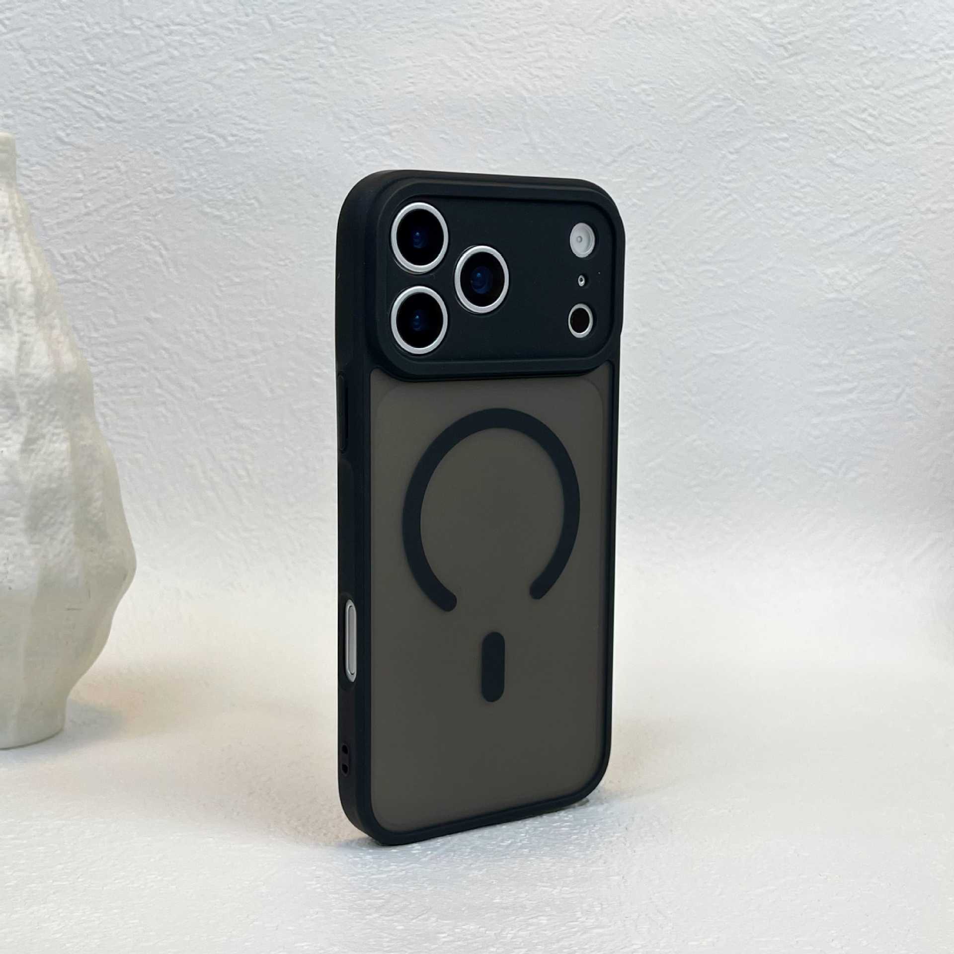 适用iPhone18promax手机壳肤感磨砂磁吸精孔防摔苹果17高级保护套