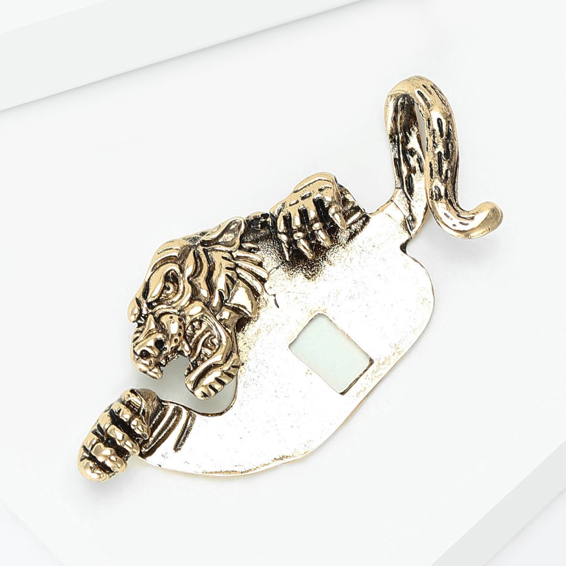 New Vintage-Style Bold Alloy Enamel Tiger Brooch, Creative and Versatile Men's Suit Coat Lapel Pin Accessory
