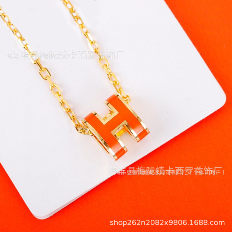 Aijia 銅合金メッキ 18KH レターネックレス、女性用クラシックエナメルペンダント、軽くて豪華なニッチな鎖骨チェーン、親友へのギフトに最適|undefined