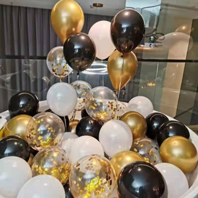 誕生日に風船を配置して結婚します。現場に風船を配置します。|undefined