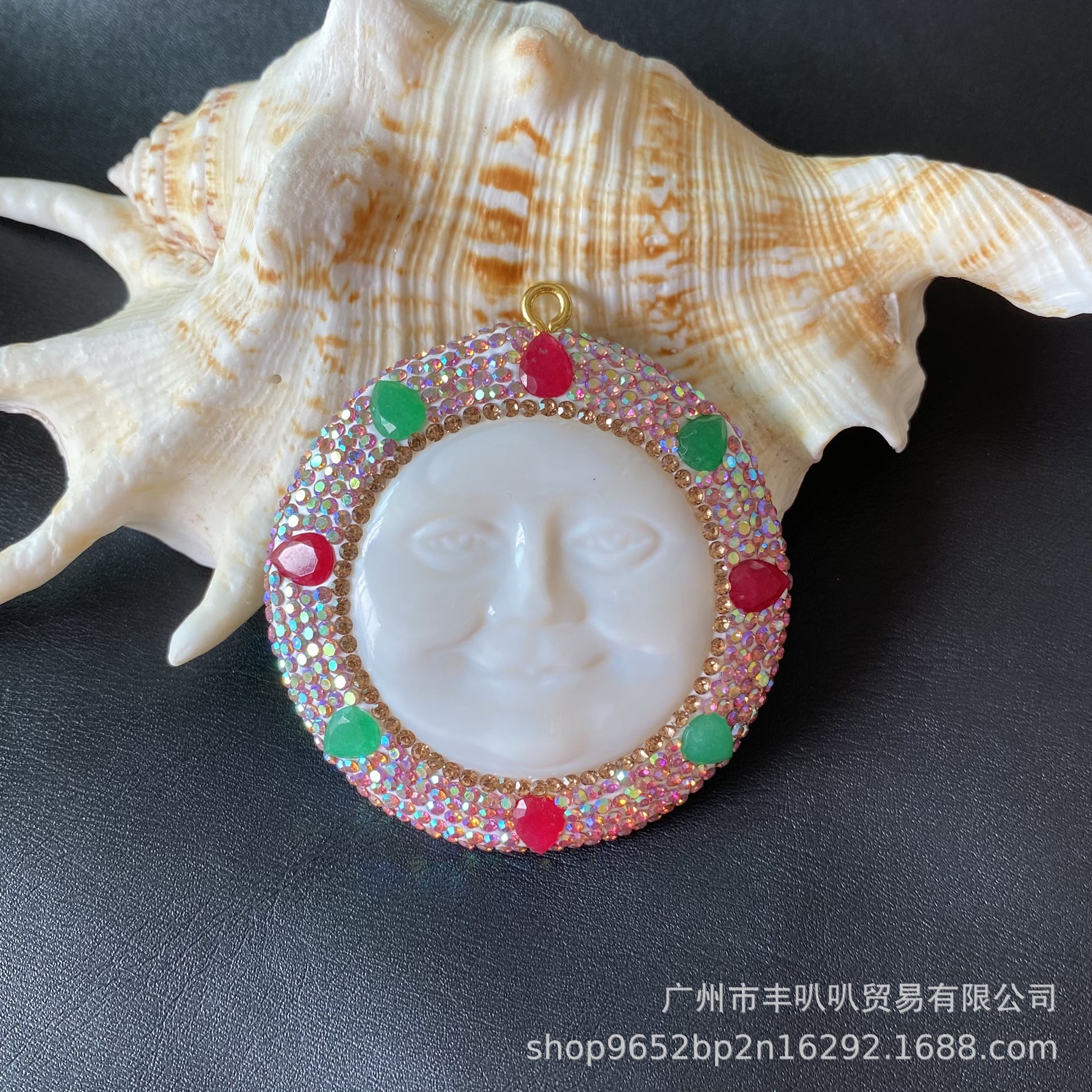 跨境贝壳雕刻笑脸水钻点缀红绿宝石吊坠配饰欧美流行饰品现货