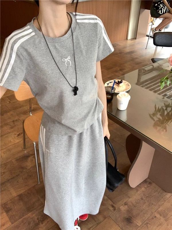 プラスサイズの夏服女性用 T シャツの完全なセット 2025 夏の新しいスタイルの太った女の子痩身スポーツとレジャー スーツ スカート|undefined