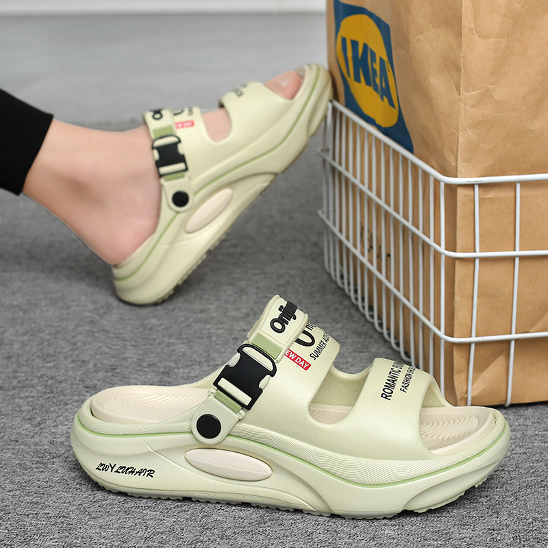 Pantuflas pareja de verano 2025 nuevo estilo casual de dos manos junto al mar vadeo ligero de suela gruesa para pisar las chanclas para hombres