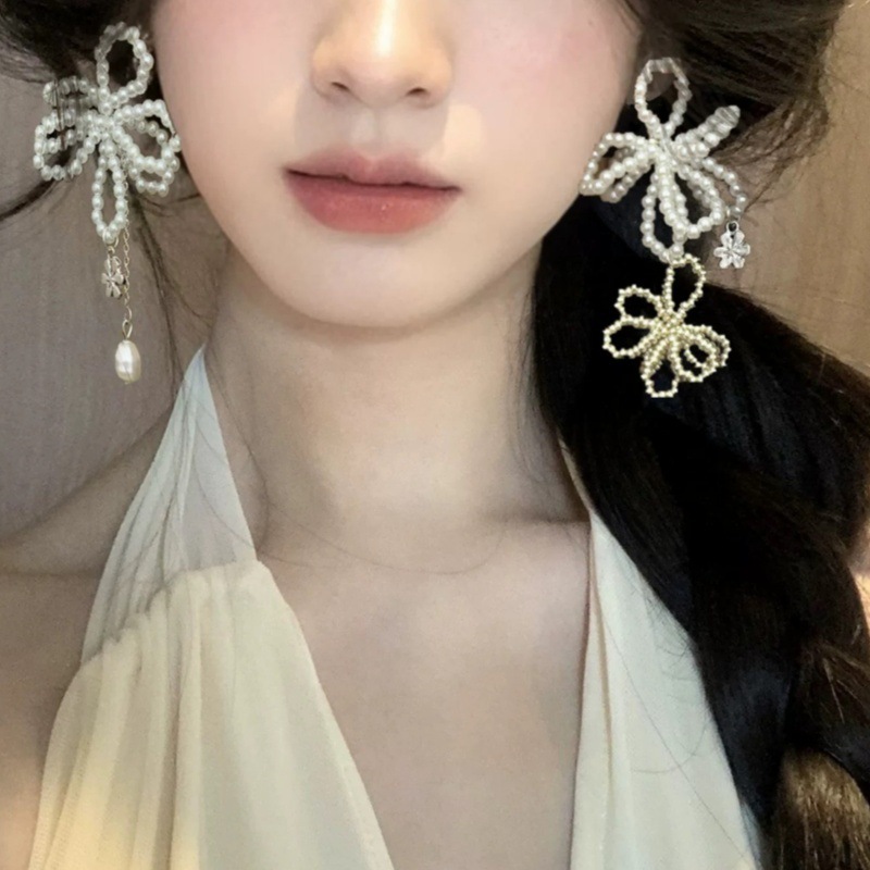 顔を大きく見せる小さな真珠、非対称の花、女性用のユニークなイヤリング、ハイエンドの軽い高級ニッチイヤリング、ファッショナブルなイヤリング|undefined