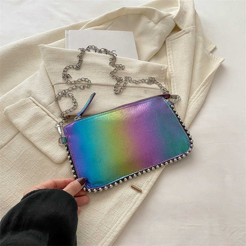 Este año, bolsos de color populares para mujeres 2024 verano nuevo sobre de moda bolso de hombro retro bolso de cadena universal