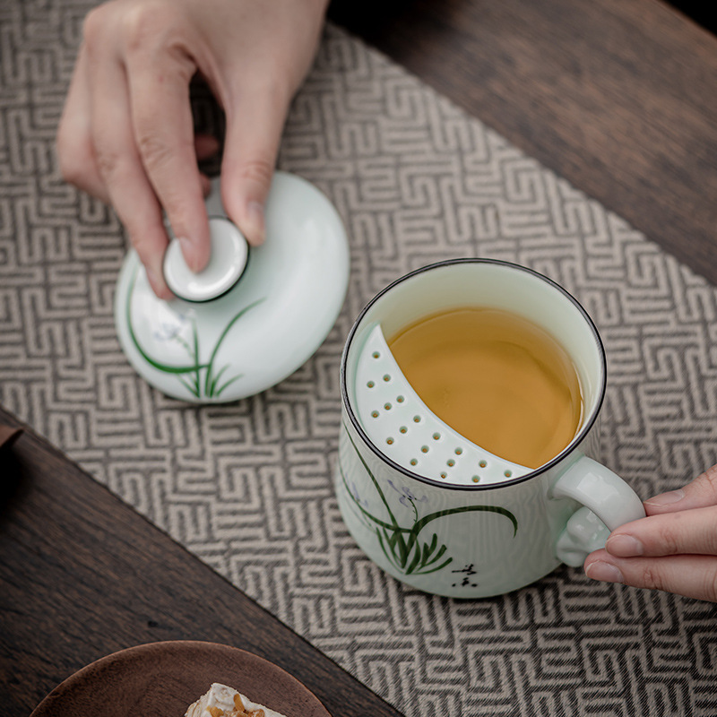手描きの陶磁器のお茶の杯の三日月の濾過の杯は蓋の個人の専用の会議の杯を持ってお茶の事務のコップのメーカーの直接販売を入れます。|undefined