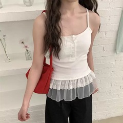 ベストの女性の韓代ins博主の同じタイプのストラップはとてもきれいです。二重レースの裾の中におならのカーテンを重ねて上着を着ます。
