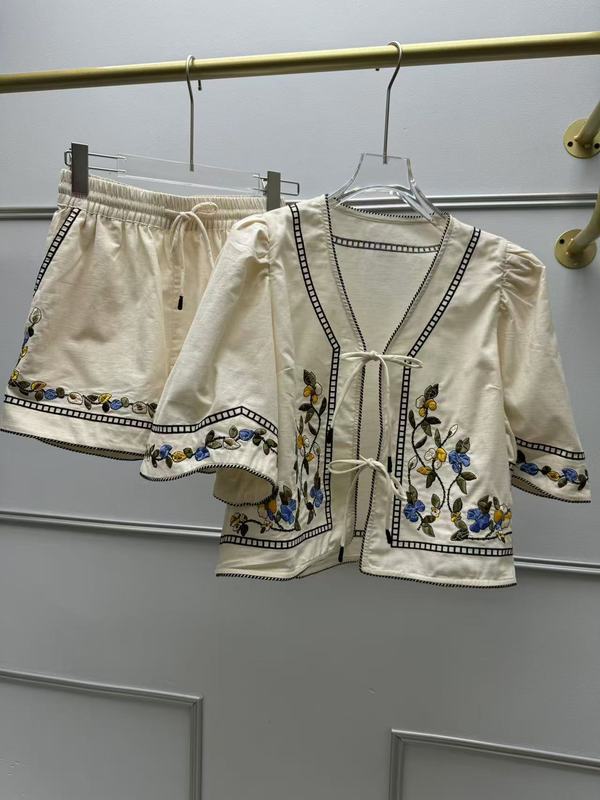 フランス重工業刺繍セットショーツカラフルな花柄刺繍Vネックレースアップシャツトップ+カジュアルショーツセット|undefined