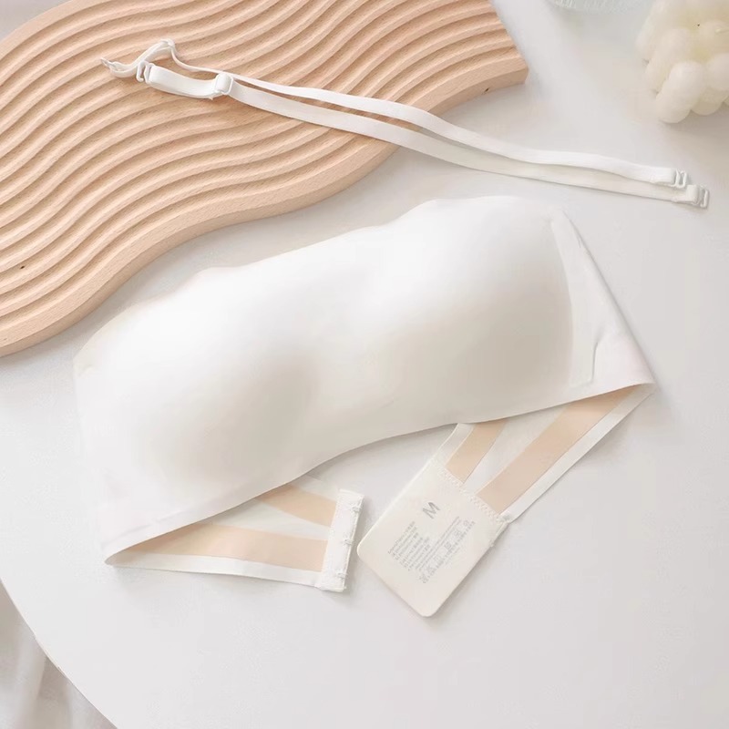 夏の薄いタイプの下着の女性は肩ベルトを取り外して滑り止めをします。|undefined