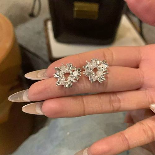 Silver Needle Zircon Flower Pearl Stud Earrings: Delicate, Luxurious, and Exquisitely Chic—A Niche, Versatile Fashion Accessory in White